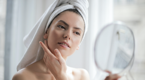 5 cuidados com a pele que você deve incluir na rotina de skincare